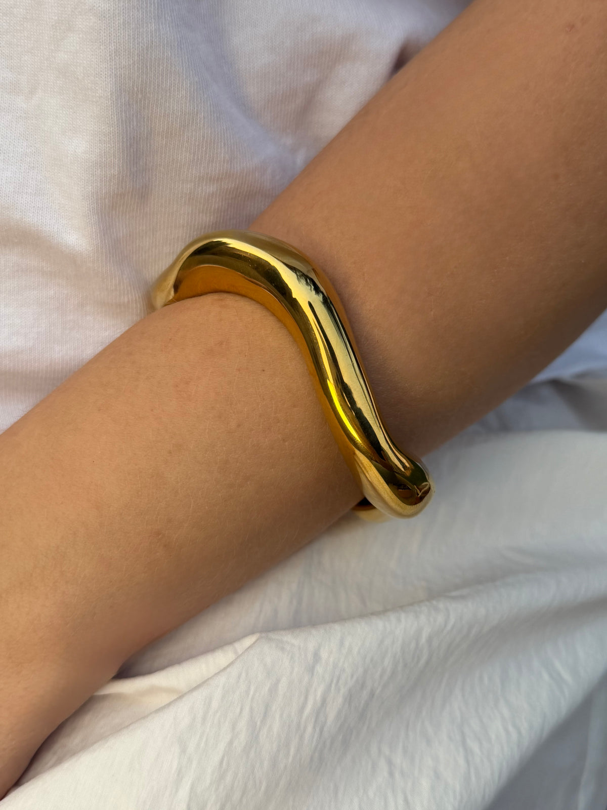 Brazalete dorado ondulado